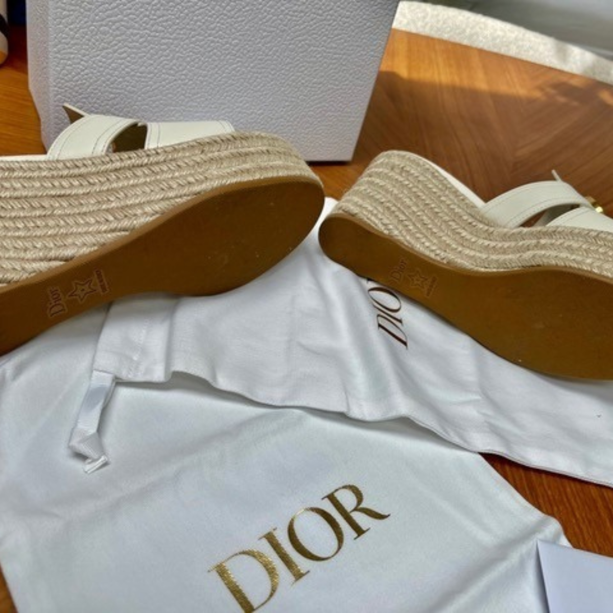 Dior Bobby Crossbody en 30 Montaigne Wedge Slides