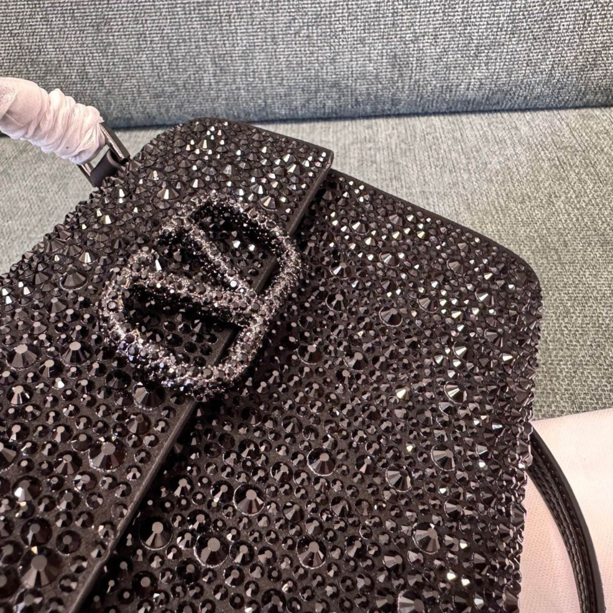 Valentino Garavani – VSLING Mini Bag in zwart lakleer met kristallen