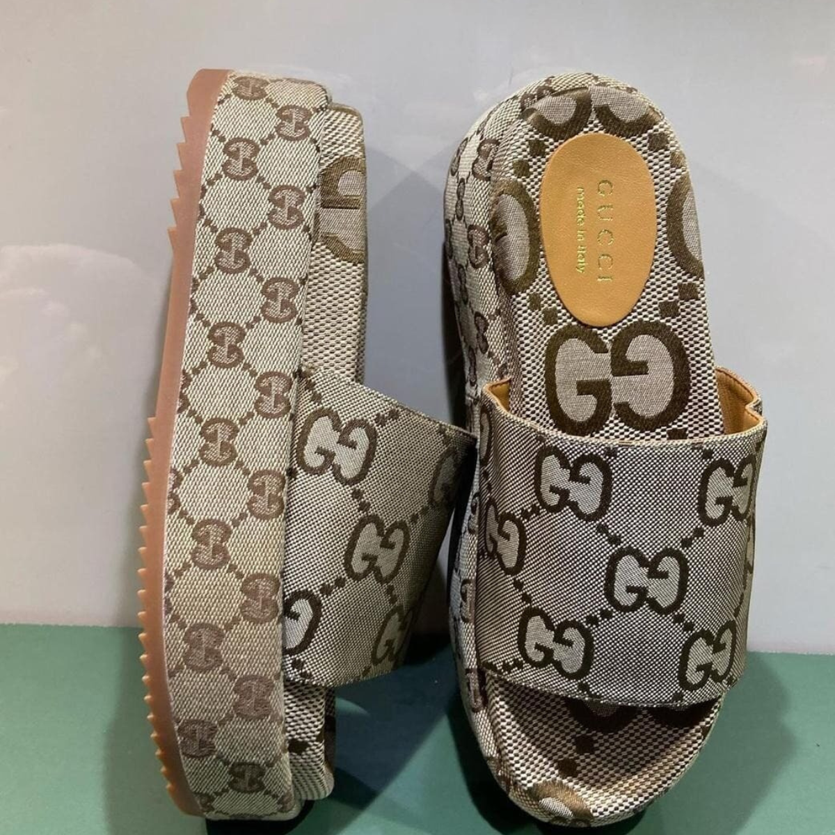 Gucci – Angelina Flat Sandal Canvas Giant Monogram Beige