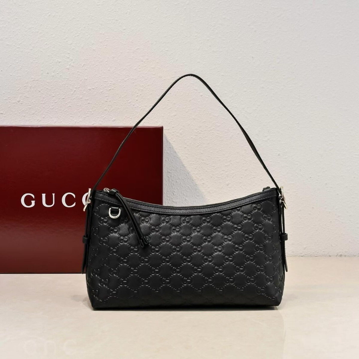 Gucci – Medium GG Emblem schoudertas