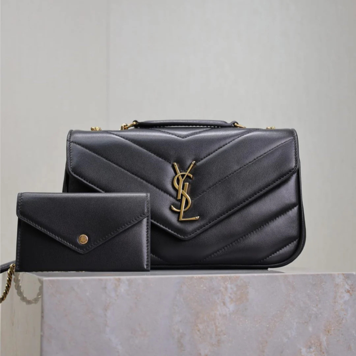 Yves Saint Laurent – Signature Set: Loulou-tas & Opyum-sandaal