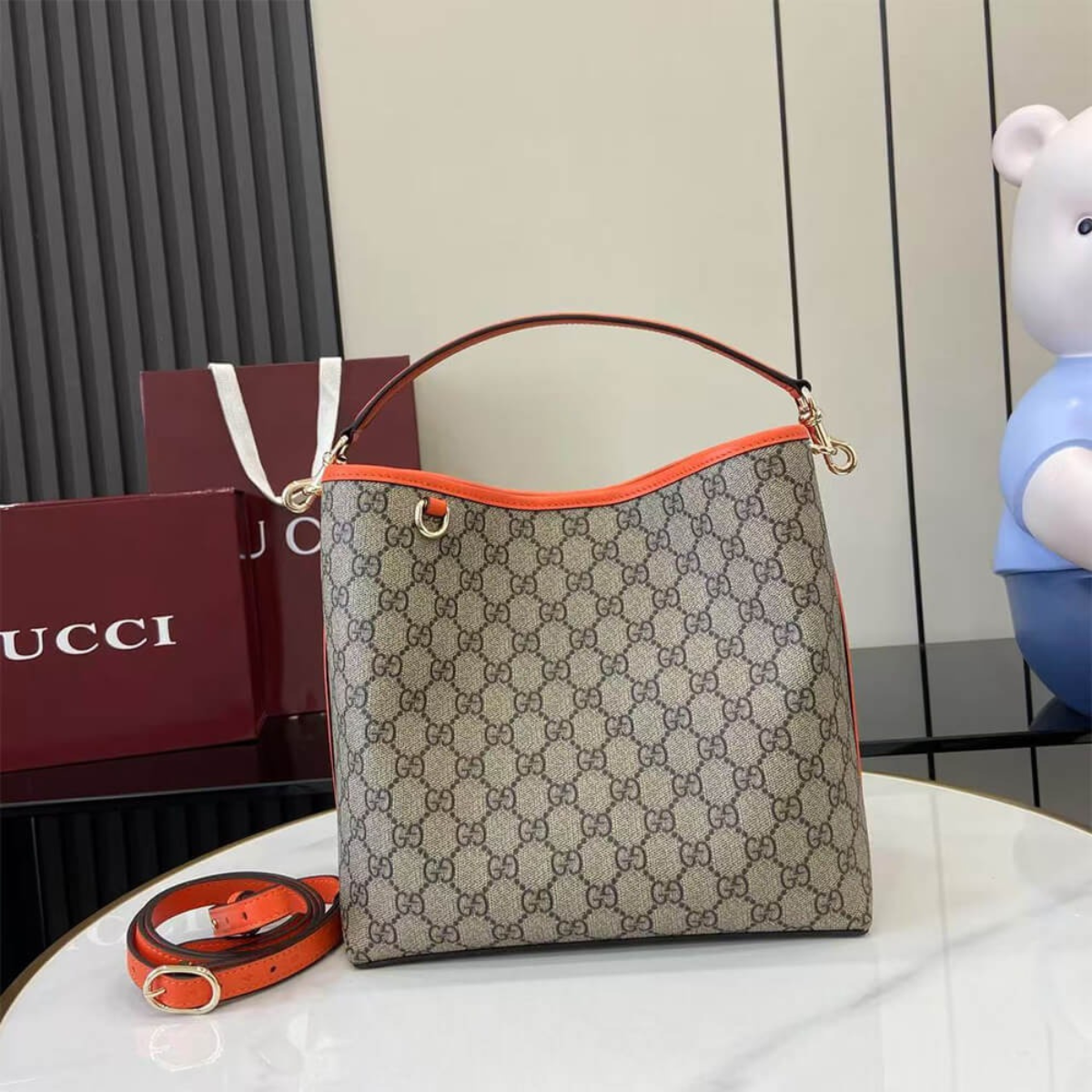 Gucci – Medium GG Emblem emmer-tas