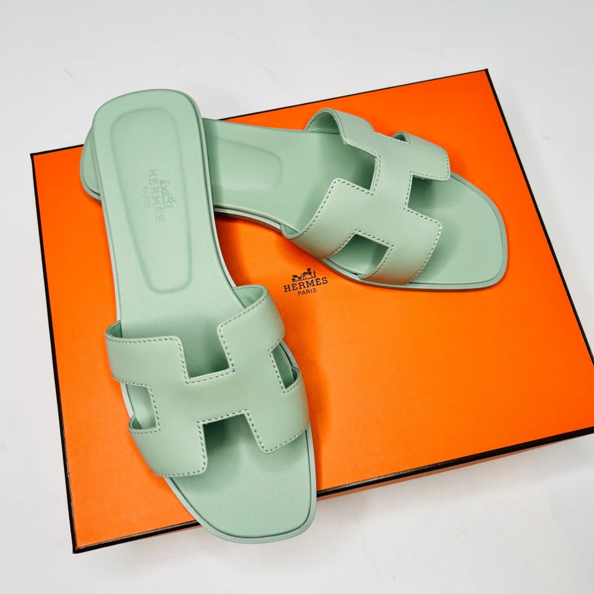 Hermès Set – Kelly 28 Vert d’Eau Alligator Limited Edition & Oran Sandalen Groen