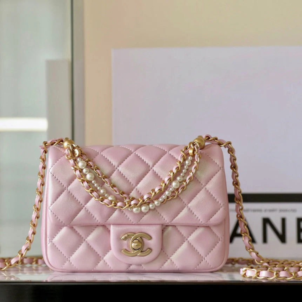 Chanel Classic Flap Mini Tas in Roze Lam Leer met Goudkleurige Hardware