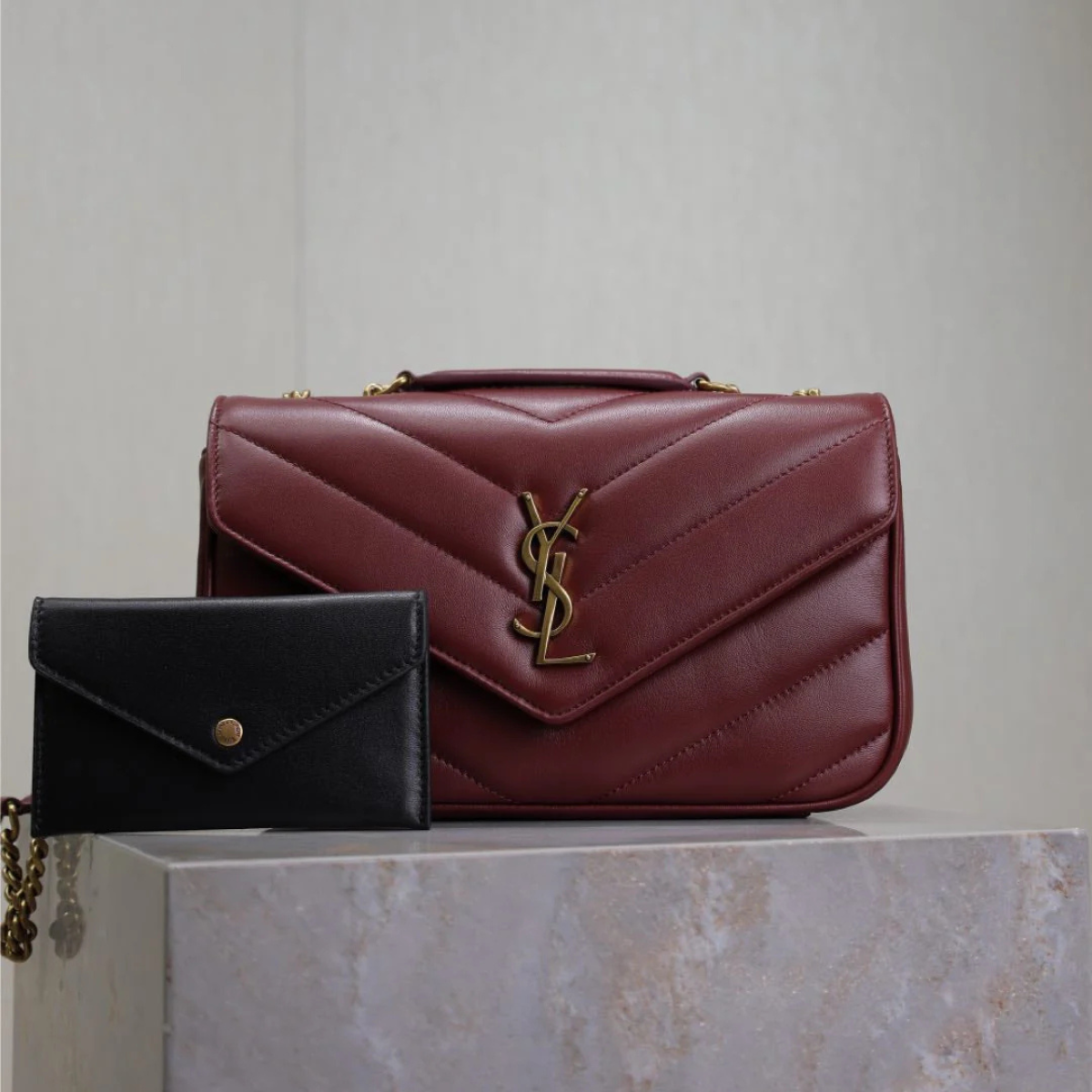 Saint Laurent – Loulou Small Matelassé-tas in bordeaux lamsleer