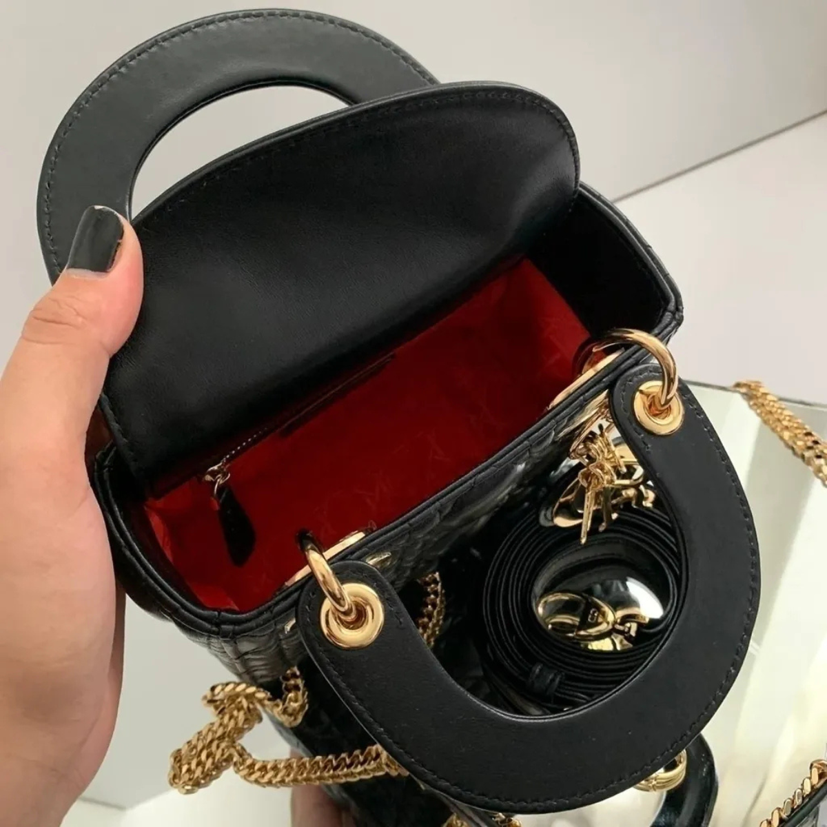 Dior – Set: Mini Lady Dior-tas in zwart & Chrono-sneaker