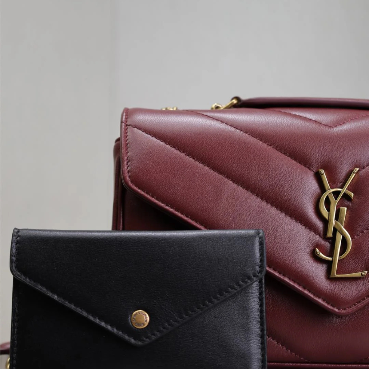 Saint Laurent – Loulou Small Matelassé-tas in bordeaux lamsleer
