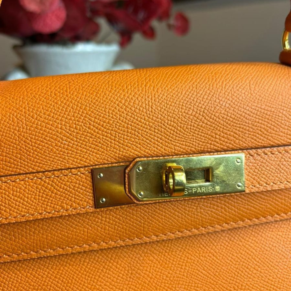 Hermès – Kelly 25-tas in oranje met goudkleurige hardware