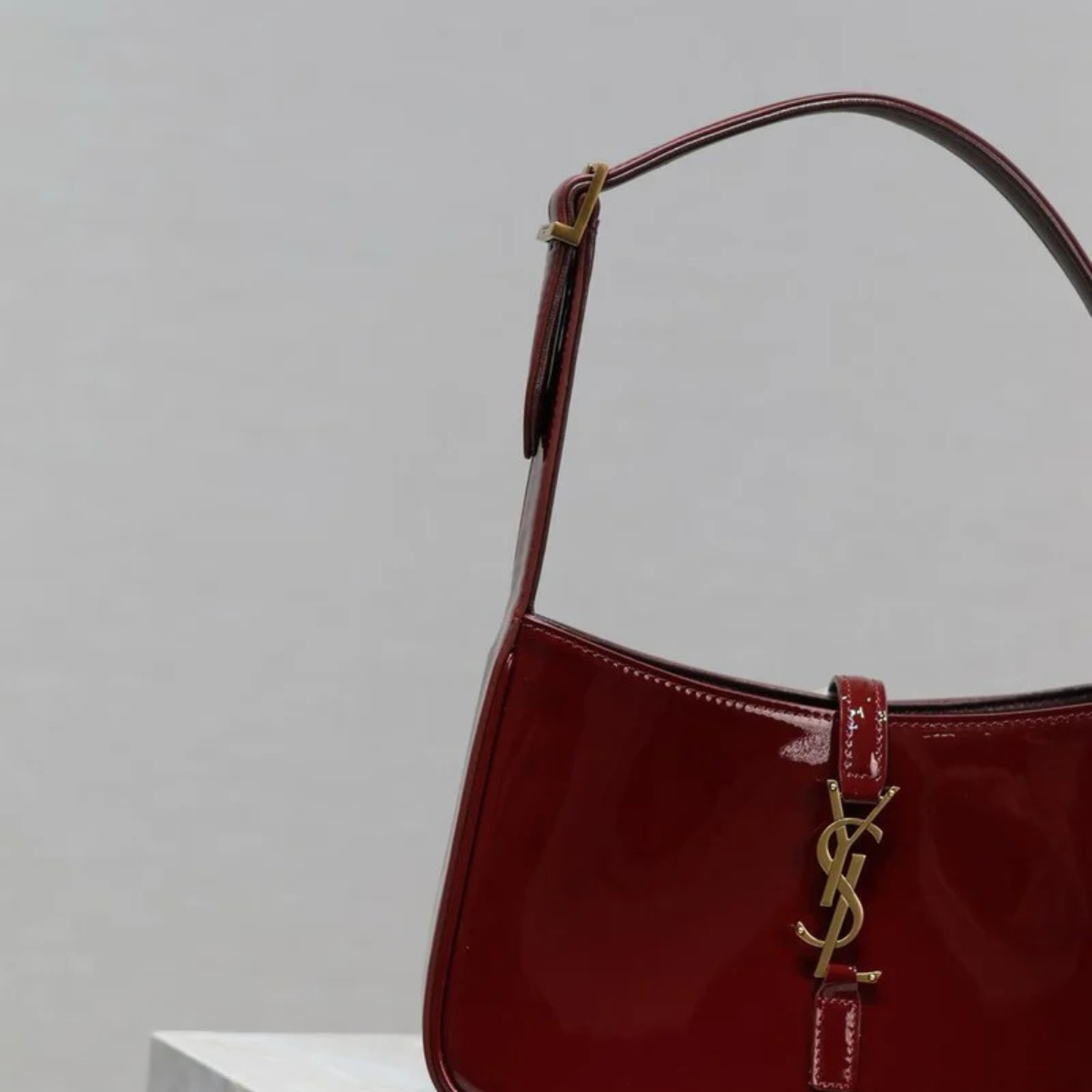 Yves Saint Laurent – Le 5 à 7-tas in lakleer