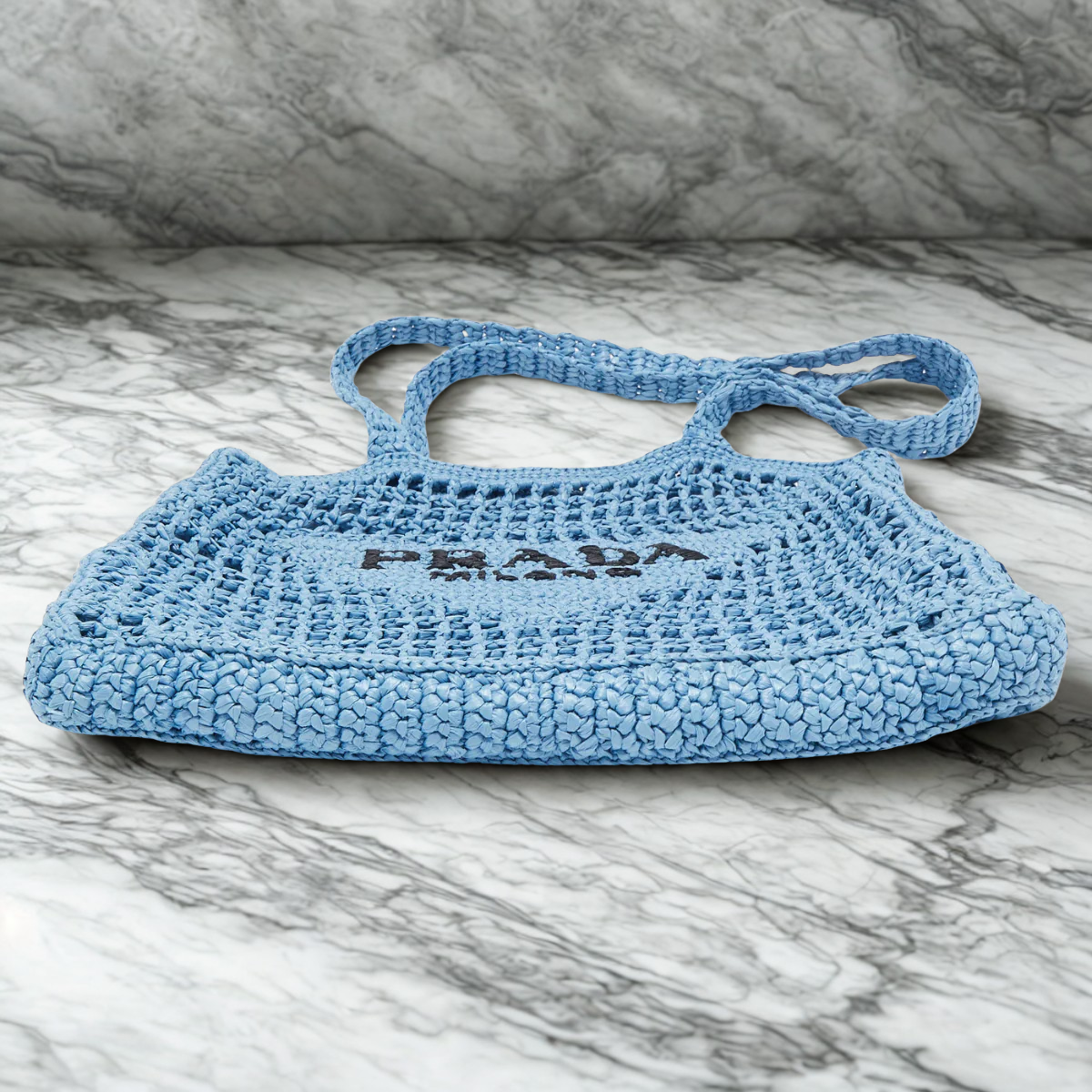 Prada – Shopper-tas in raffia met geweven logo in blauw