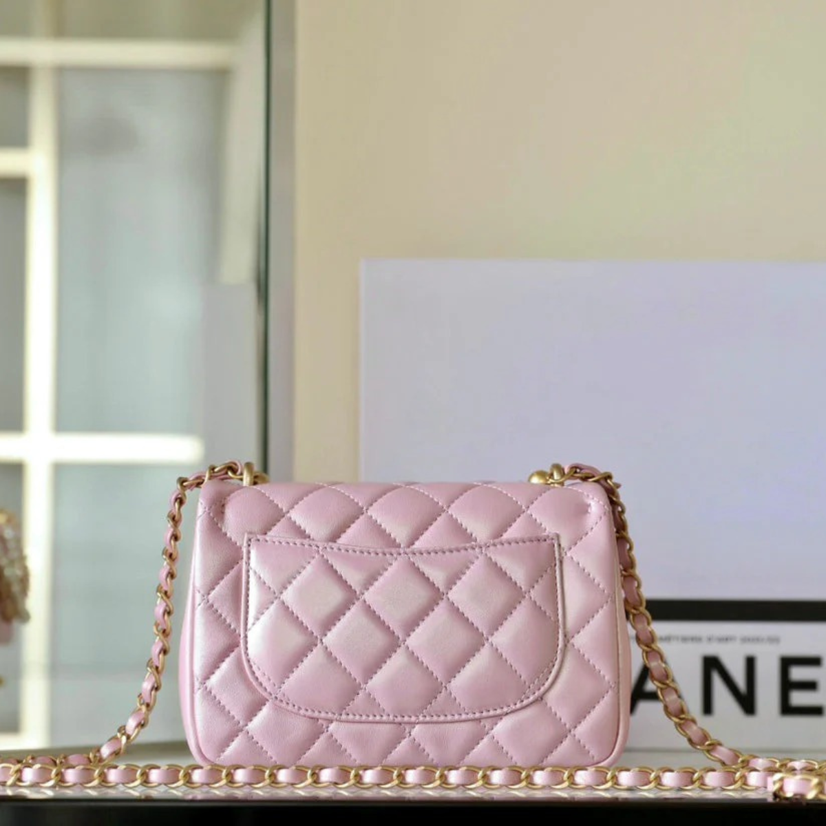 Chanel Classic Flap Mini Tas in Roze Lam Leer met Goudkleurige Hardware