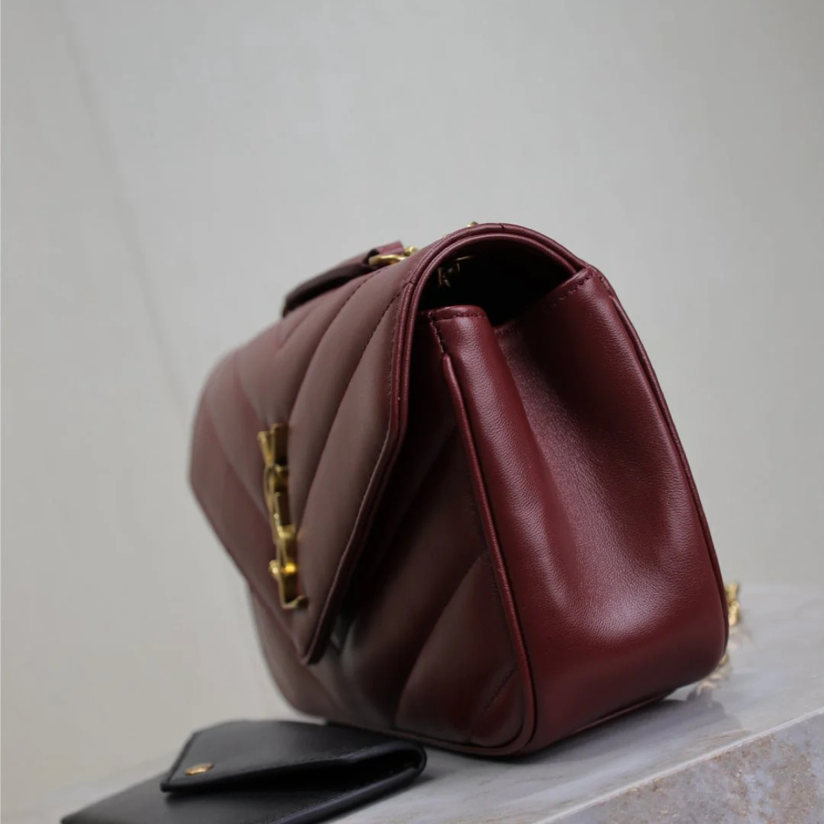 Saint Laurent – Loulou Small Matelassé-tas in bordeaux lamsleer