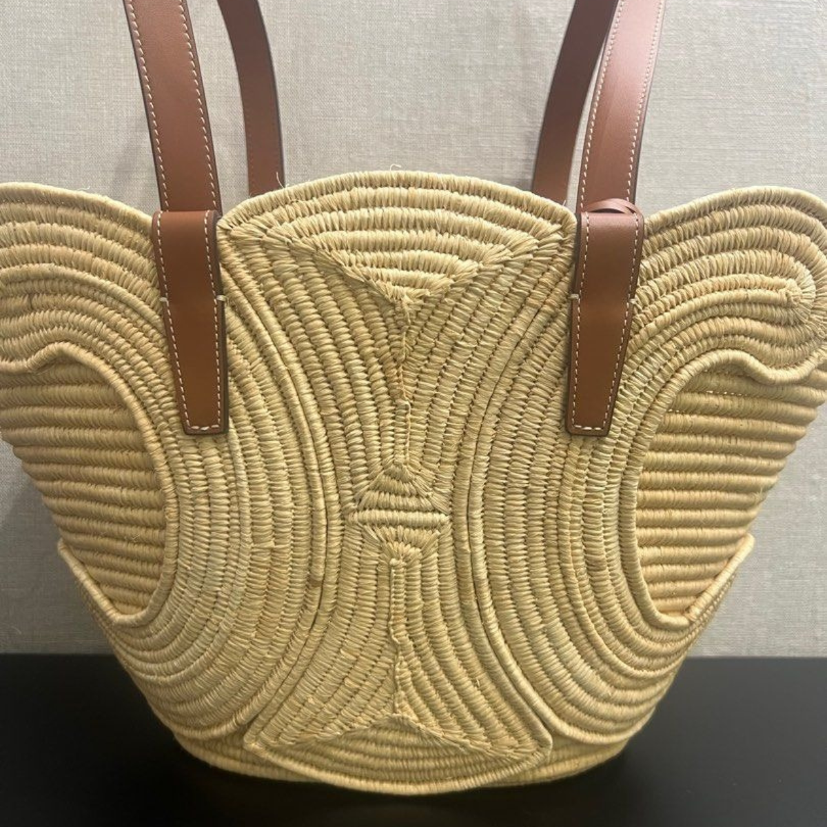 Celine Classic Small Basket met Geweven Triomphe in Raffia en Kalfsleer
