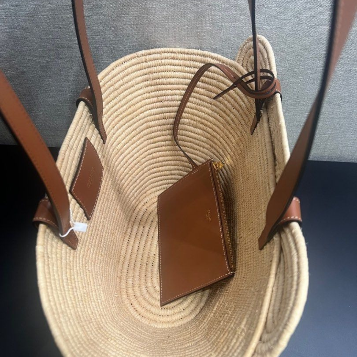 Celine Classic Small Basket met Geweven Triomphe in Raffia en Kalfsleer
