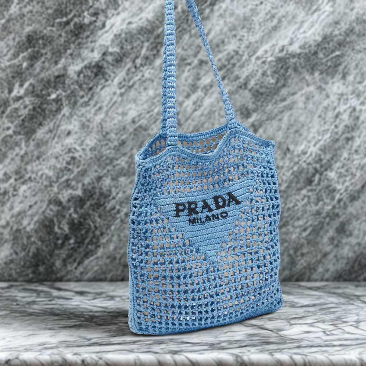 Prada – Shopper-tas in raffia met geweven logo in blauw