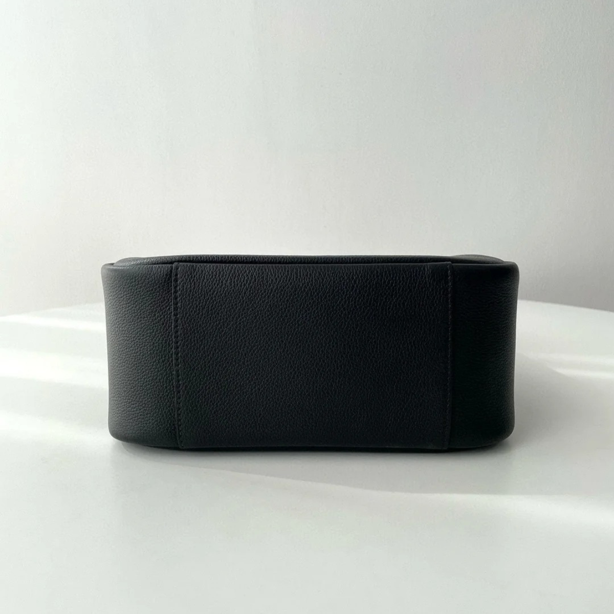 Yves Saint Laurent – Le 5 à 7 Bea-tas in fijn getextureerd leer