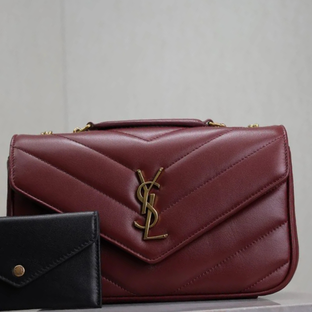 Saint Laurent – Loulou Small Matelassé-tas in bordeaux lamsleer