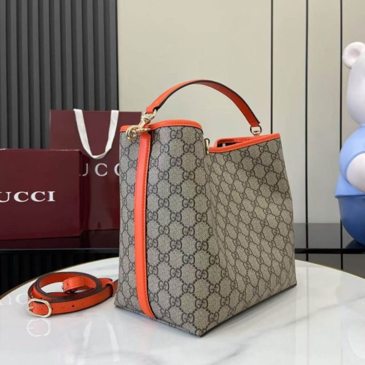 Gucci – Medium GG Emblem emmer-tas