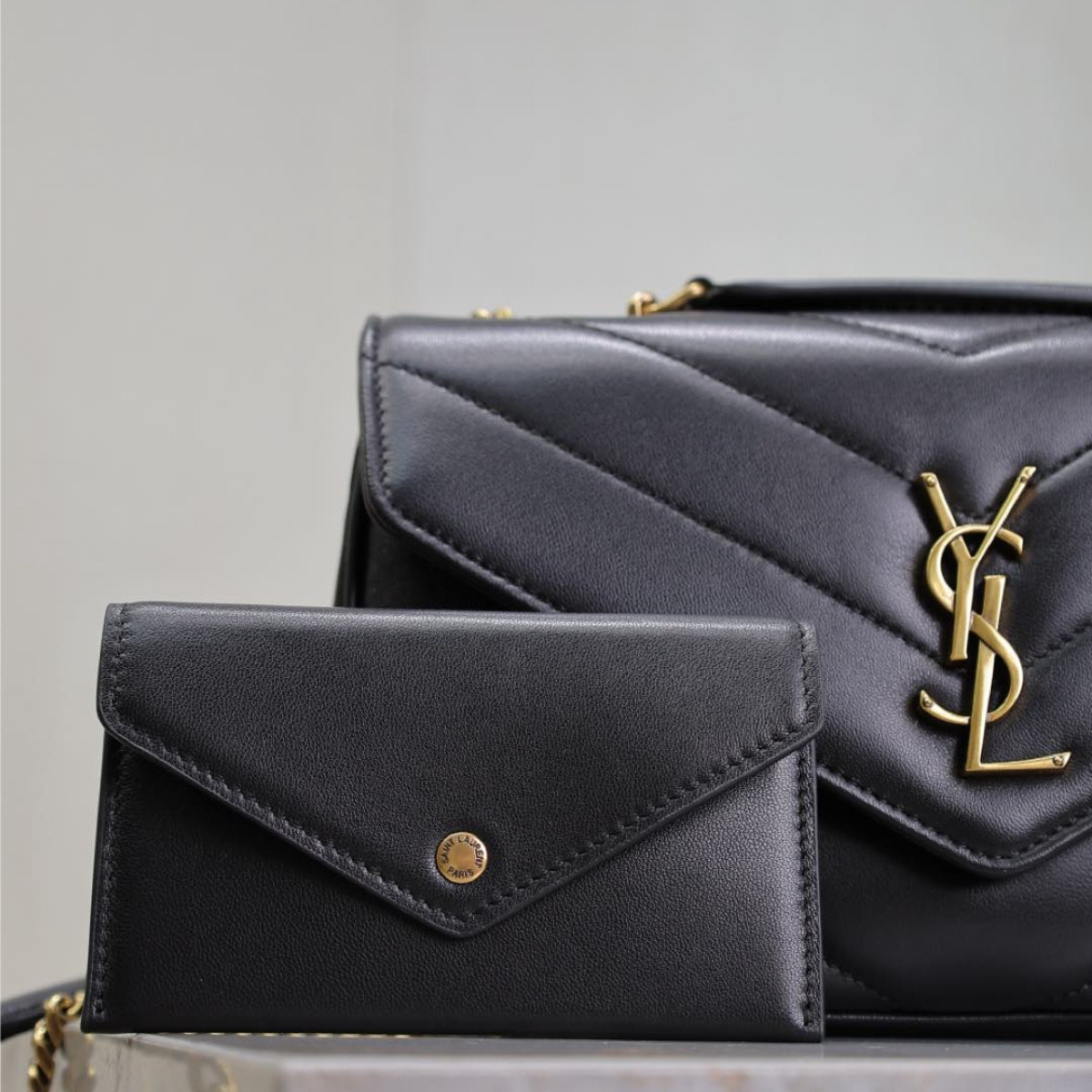 Yves Saint Laurent – Signature Set: Loulou-tas & Opyum-sandaal