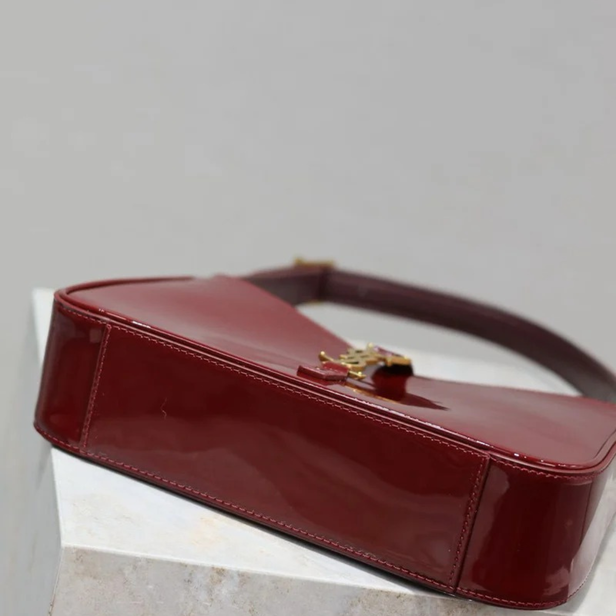 Yves Saint Laurent – Le 5 à 7-tas in lakleer