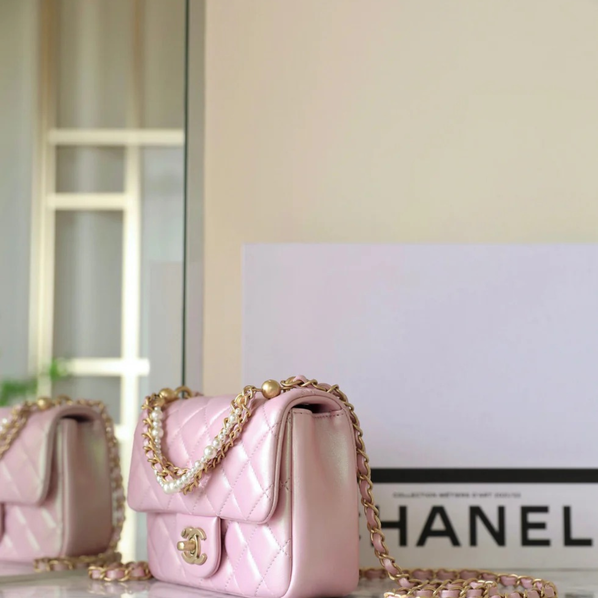 Chanel Classic Flap Mini Tas in Roze Lam Leer met Goudkleurige Hardware