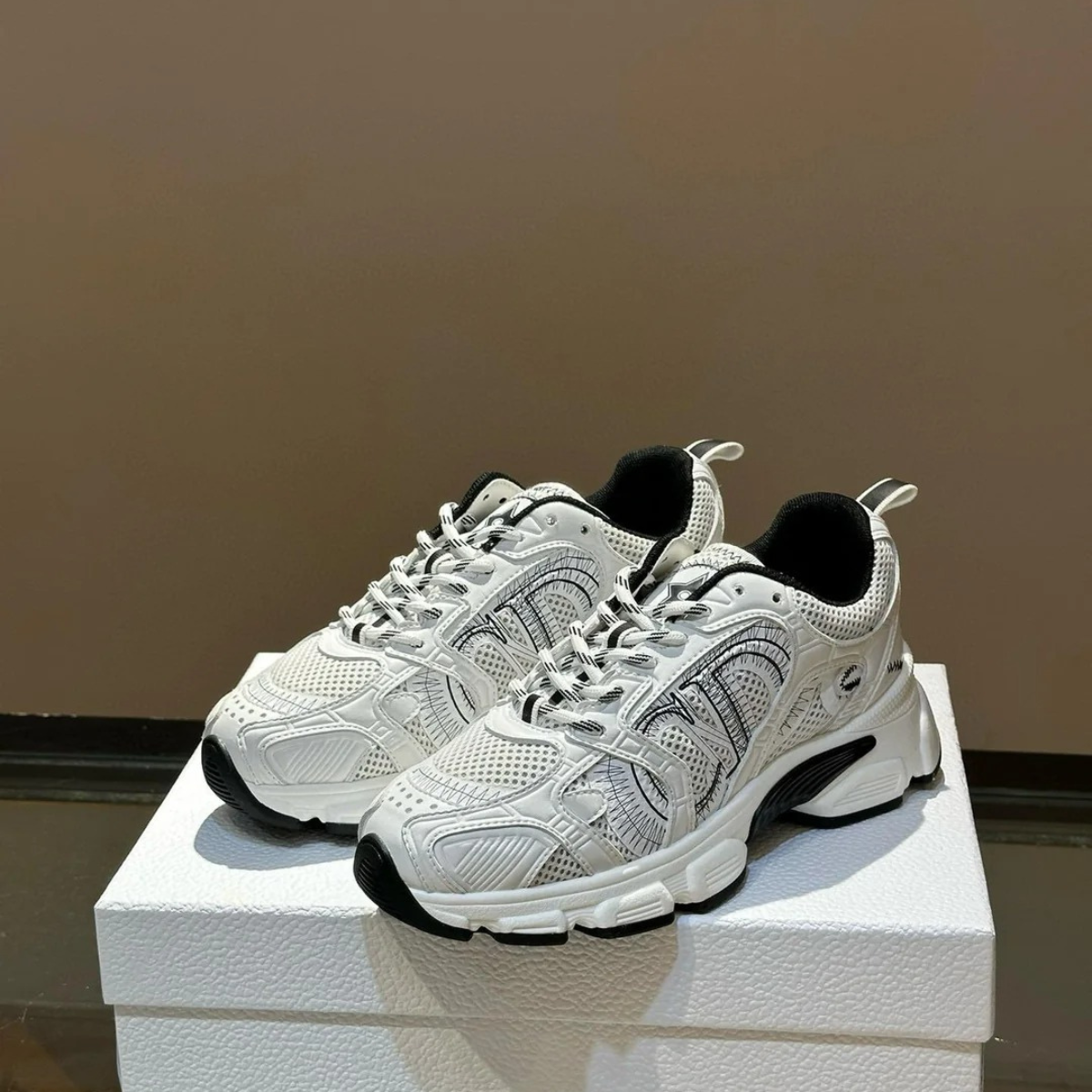 Dior – Set: Mini Lady Dior-tas in zwart & Chrono-sneaker