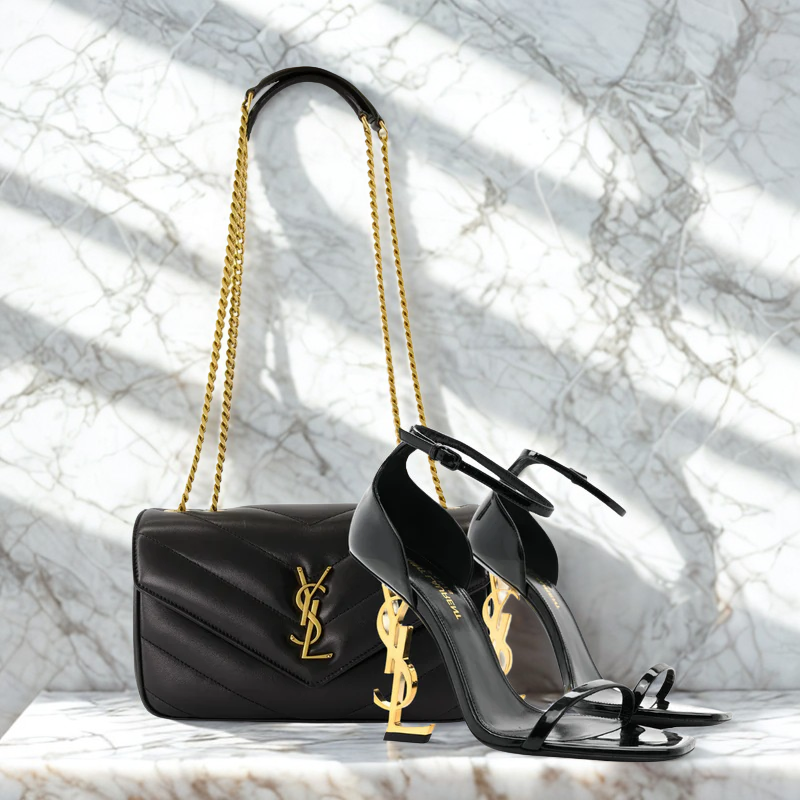 Yves Saint Laurent – Signature Set: Loulou-tas & Opyum-sandaal