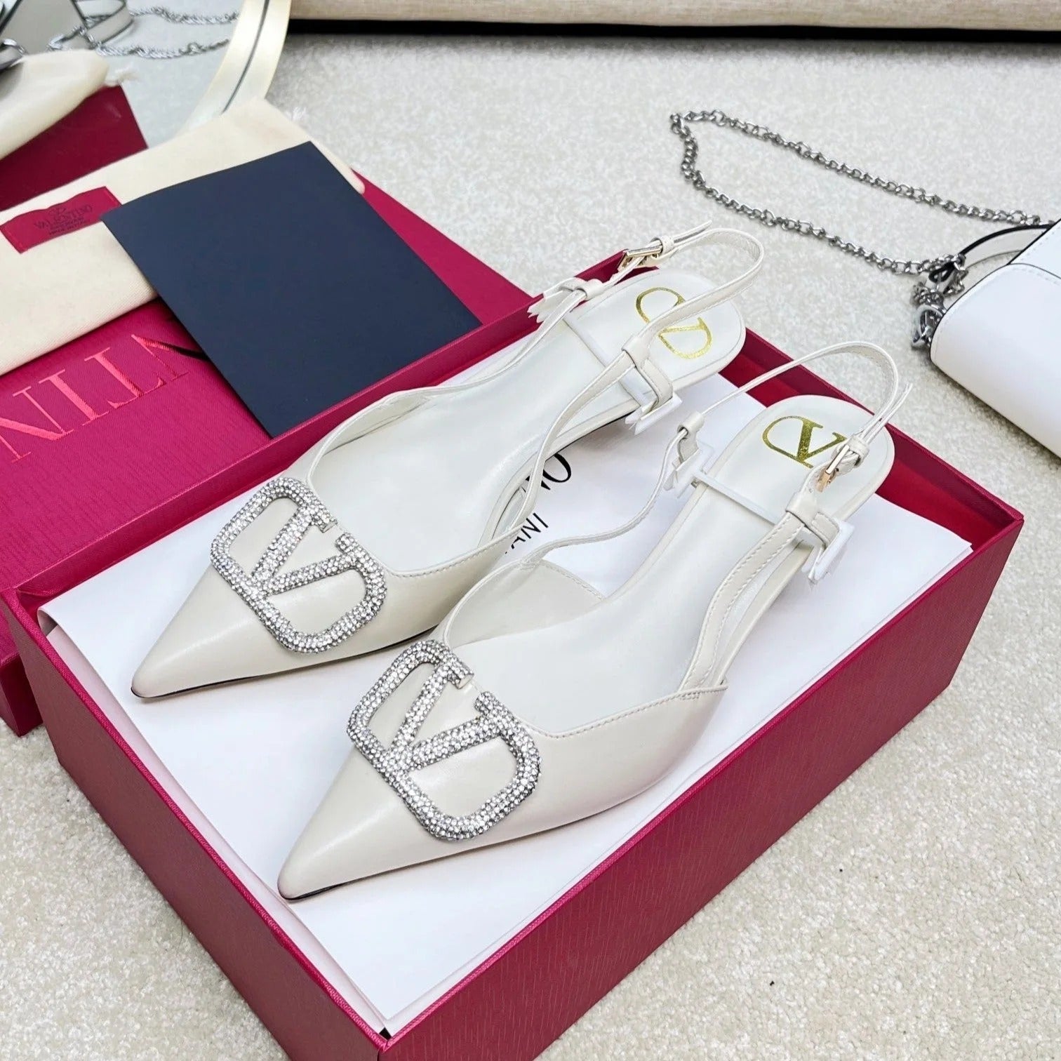 Valentino Garavani – VLogo Signature Diamond Slingback in wit kalfsleer