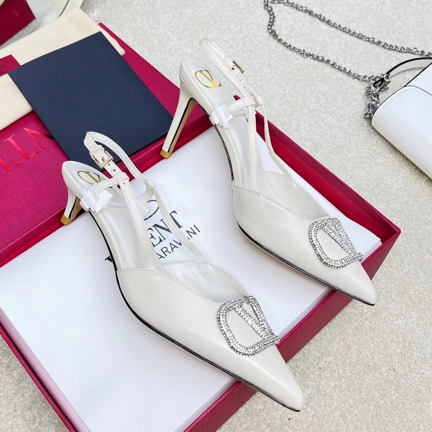Valentino Garavani – VLogo Signature Diamond Slingback in wit kalfsleer
