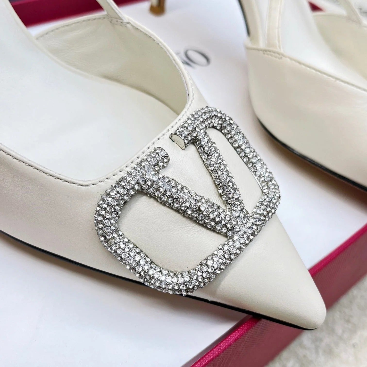 Valentino Garavani – VLogo Signature Diamond Slingback in wit kalfsleer