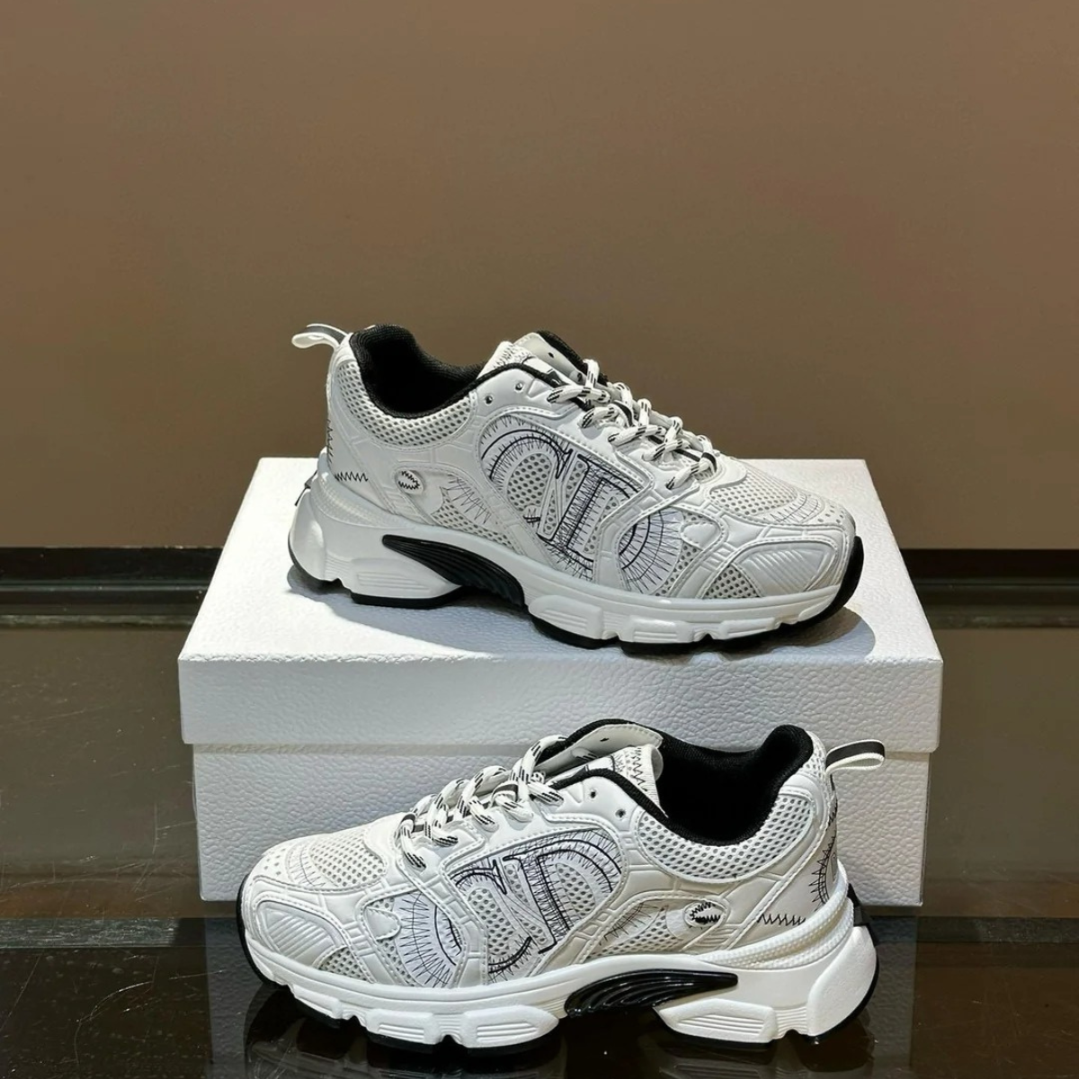 Dior – Set: Mini Lady Dior-tas in zwart & Chrono-sneaker