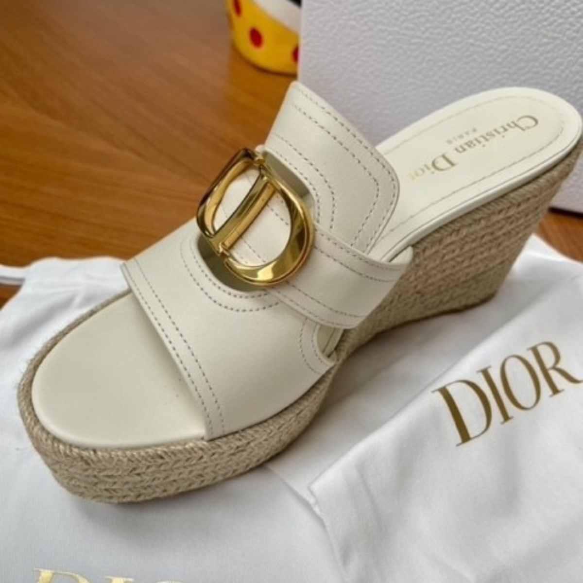 Dior Bobby Crossbody en 30 Montaigne Wedge Slides