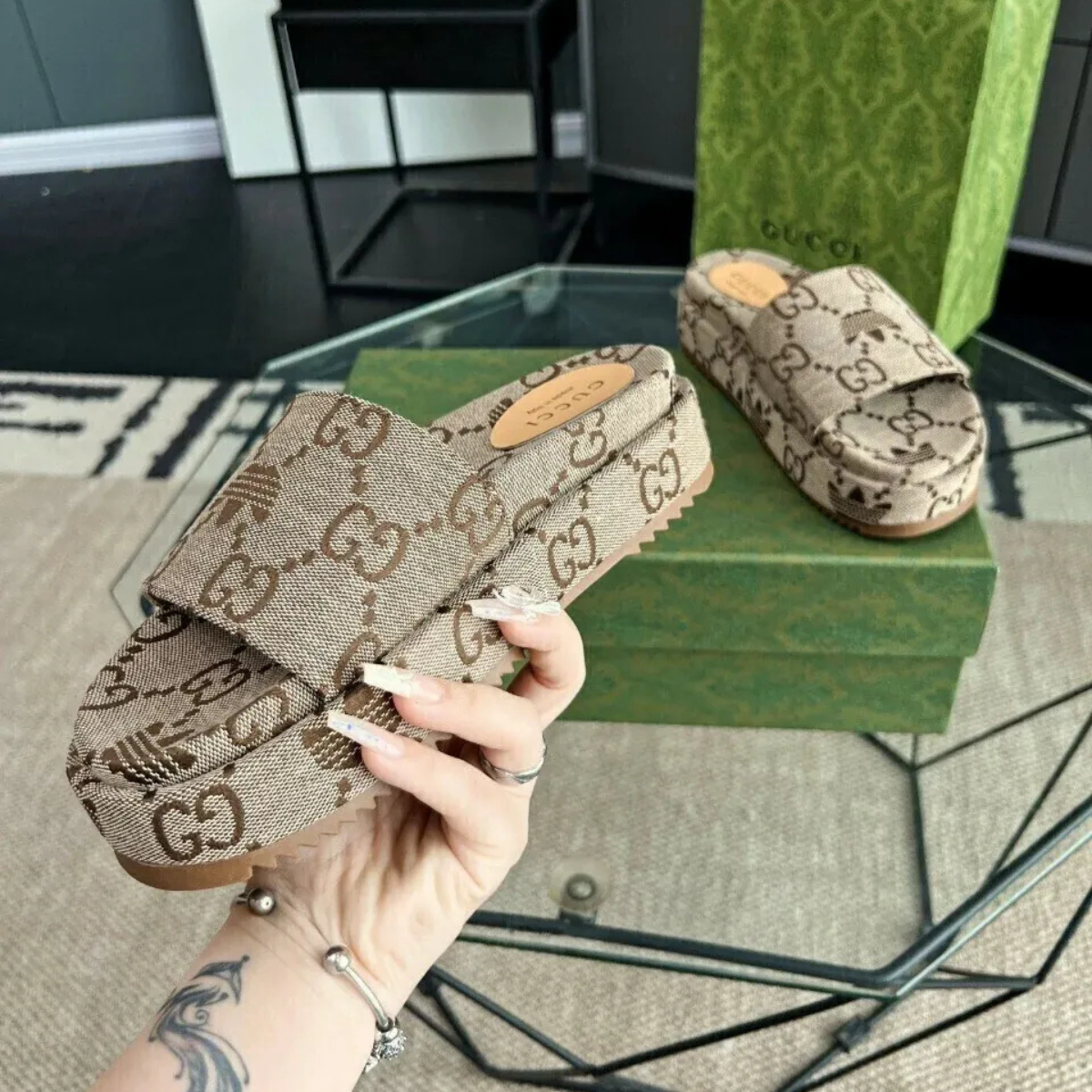 Gucci – Angelina Flat Sandal Canvas Giant Monogram Beige