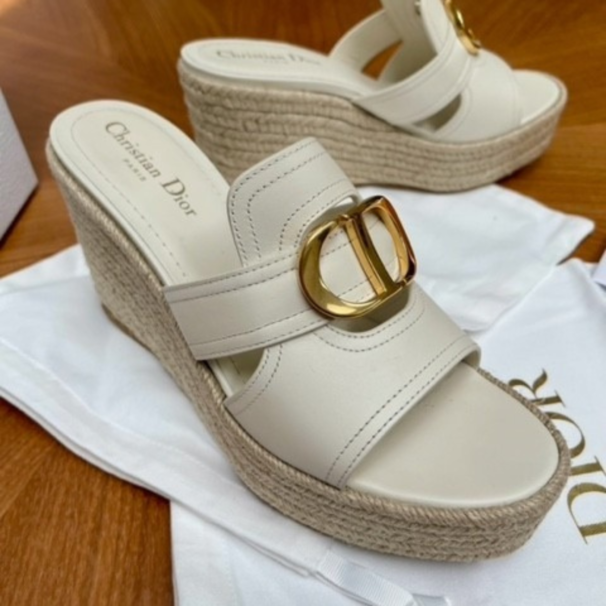 Dior Bobby Crossbody en 30 Montaigne Wedge Slides