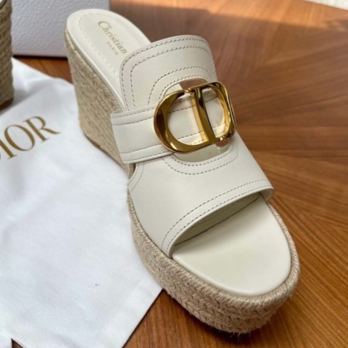 Dior Bobby Crossbody en 30 Montaigne Wedge Slides