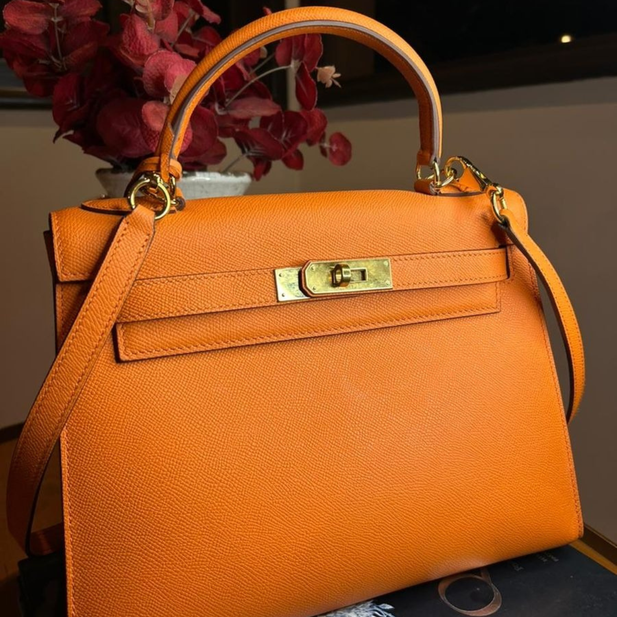 Hermès – Kelly 25-tas in oranje met goudkleurige hardware