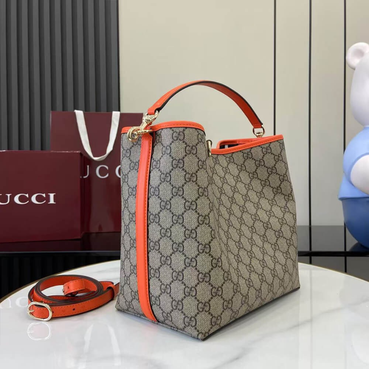 Gucci – Medium GG Emblem emmer-tas