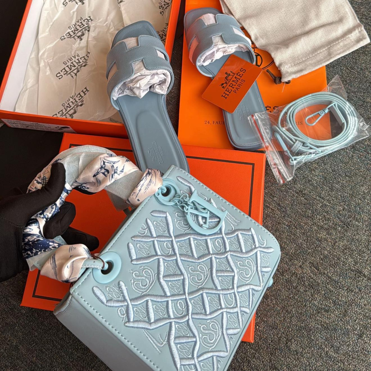 Hermès & Dior Set – Oran Light Blue Sandalen & Lady Dior D-Lite Blue-tas