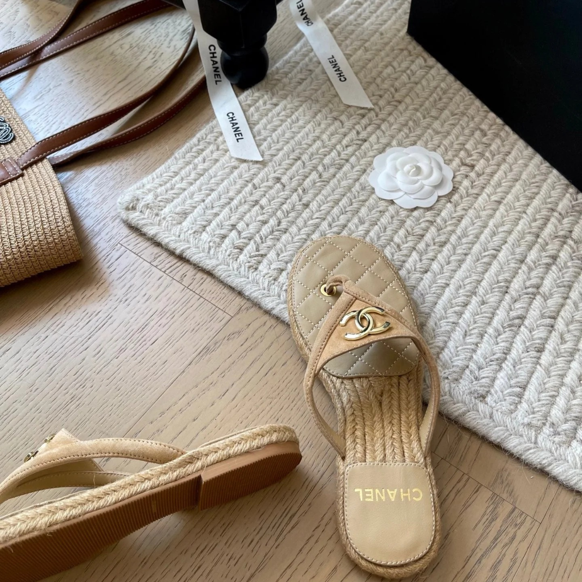 Chanel 25 Flip Flop Sandalen Beige Suède Kalfsleer Espadrille