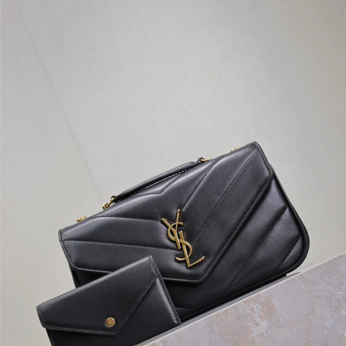 Yves Saint Laurent – Signature Set: Loulou-tas & Opyum-sandaal