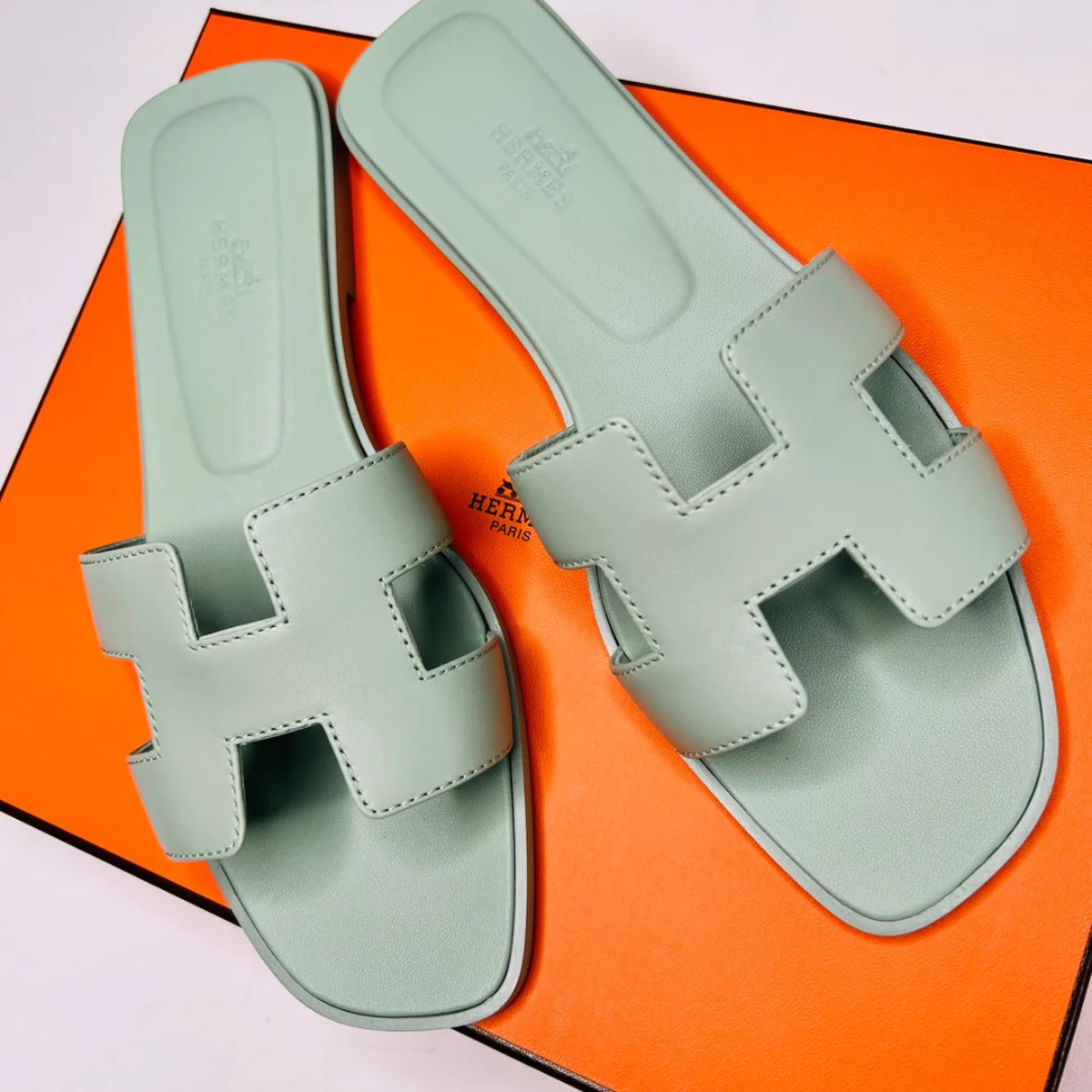 Hermès Set – Kelly 28 Vert d’Eau Alligator Limited Edition & Oran Sandalen Groen