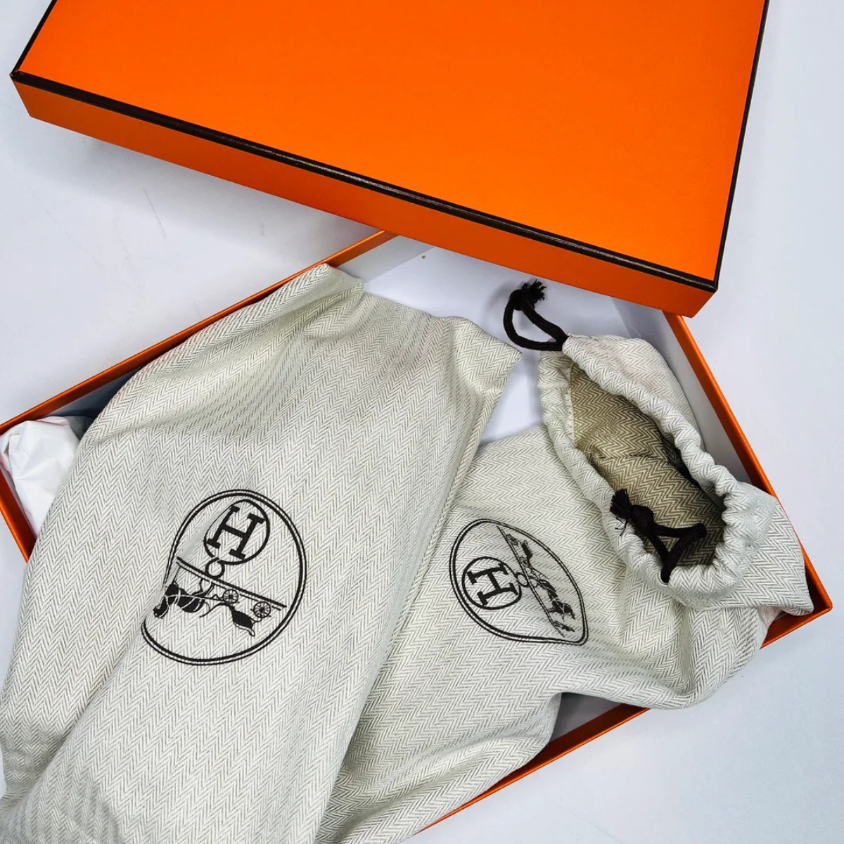 Hermès Set – Kelly 28 Vert d’Eau Alligator Limited Edition & Oran Sandalen Groen