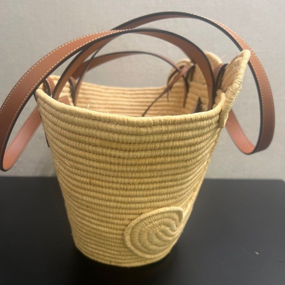 Celine Classic Small Basket met Geweven Triomphe in Raffia en Kalfsleer