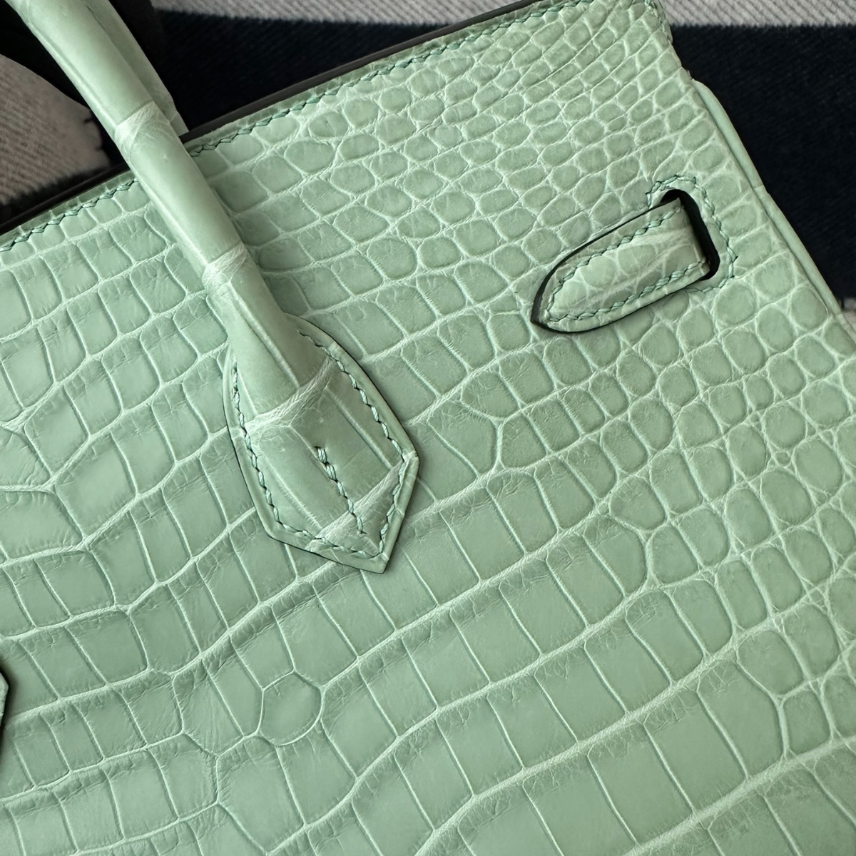 Hermès Set – Kelly 28 Vert d’Eau Alligator Limited Edition & Oran Sandalen Groen