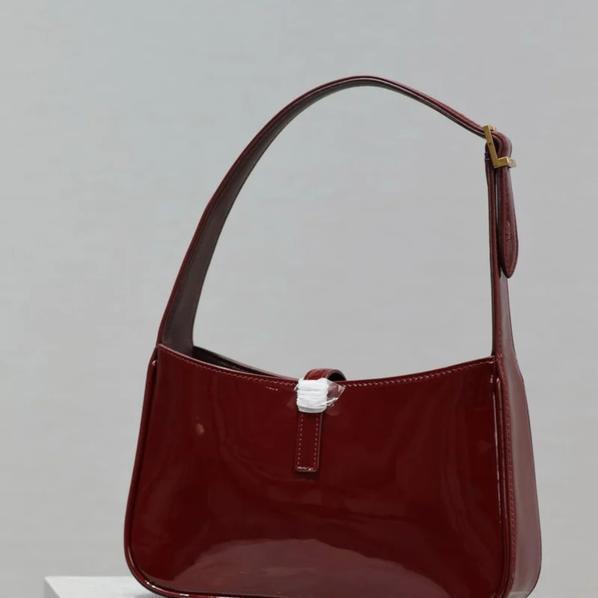 Yves Saint Laurent – Le 5 à 7-tas in lakleer