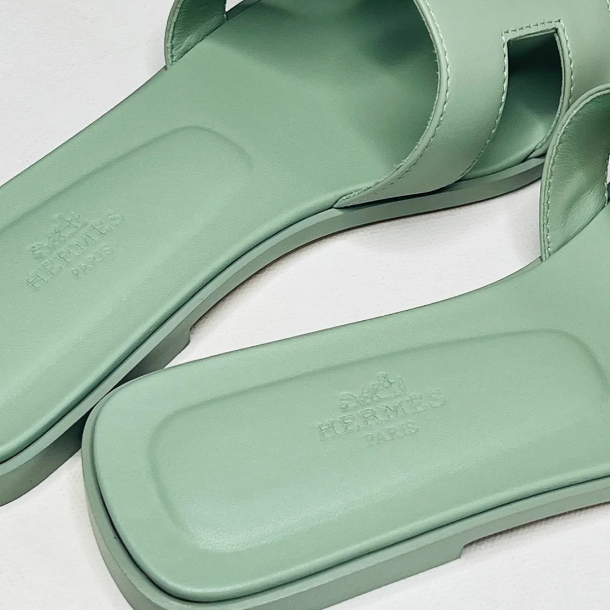 Hermès Set – Kelly 28 Vert d’Eau Alligator Limited Edition & Oran Sandalen Groen