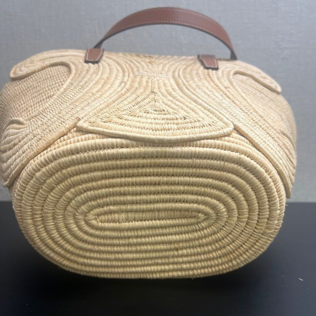 Celine Classic Small Basket met Geweven Triomphe in Raffia en Kalfsleer
