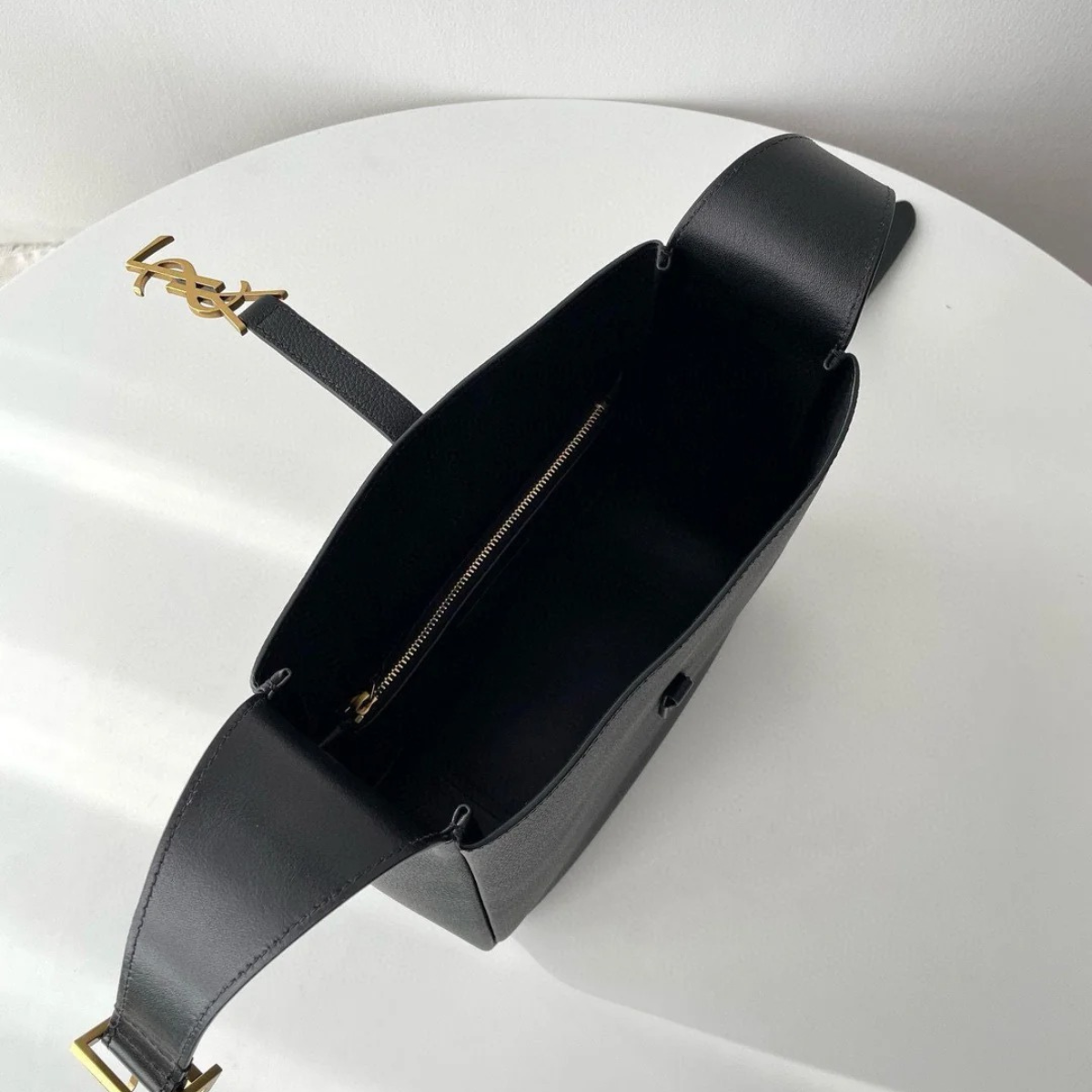 Yves Saint Laurent – Le 5 à 7 Bea-tas in fijn getextureerd leer