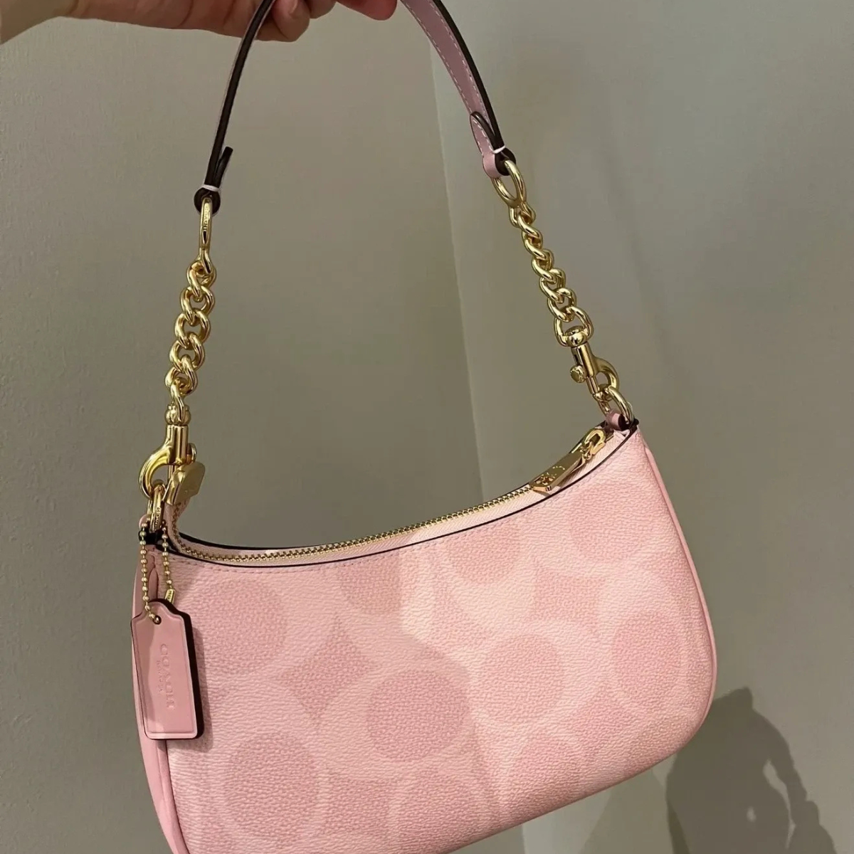 Coach Teri Schoudertas in Signature Canvas Roze