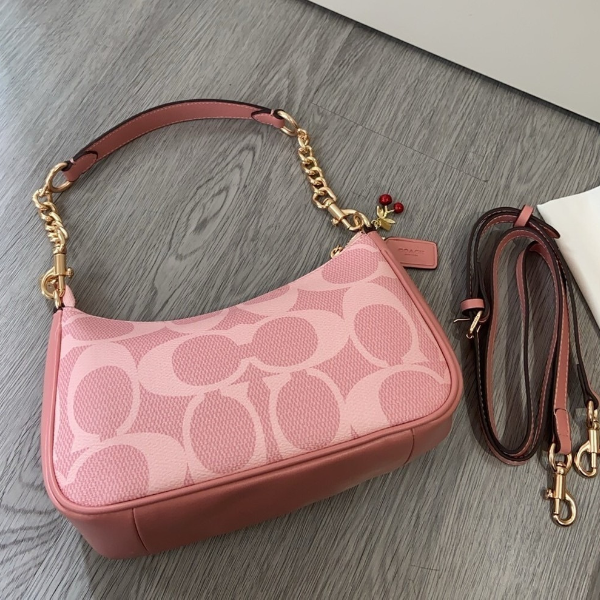 Coach Teri Schoudertas in Signature Canvas Roze